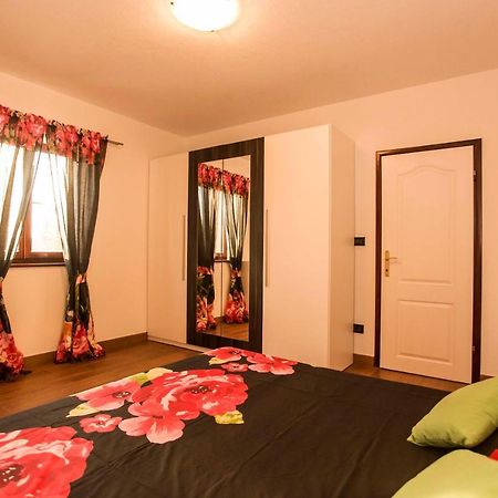Holiday House Alex Ровинь Экстерьер фото