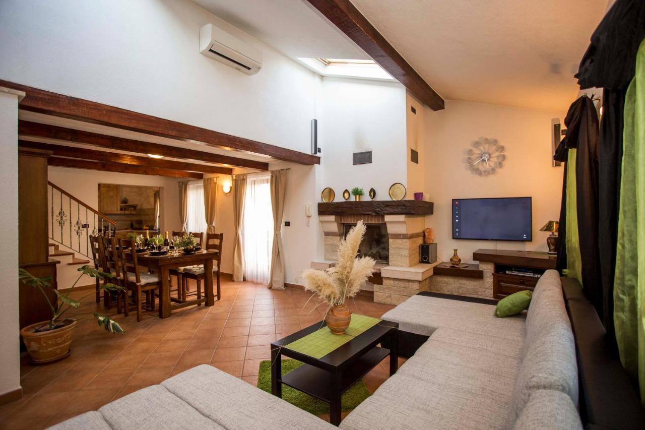 Holiday House Alex Ровинь Экстерьер фото