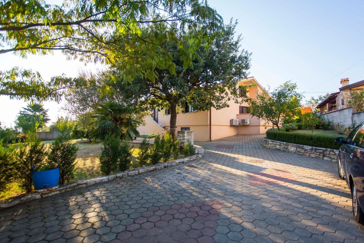 Holiday House Alex Ровинь Экстерьер фото