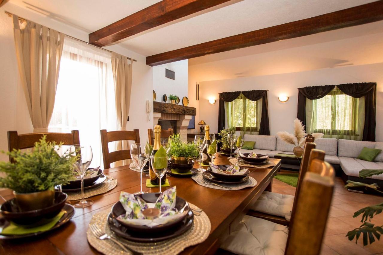 Holiday House Alex Ровинь Экстерьер фото