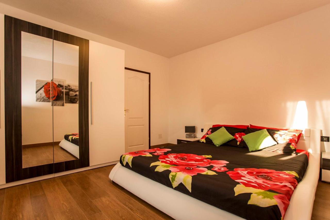Holiday House Alex Ровинь Экстерьер фото