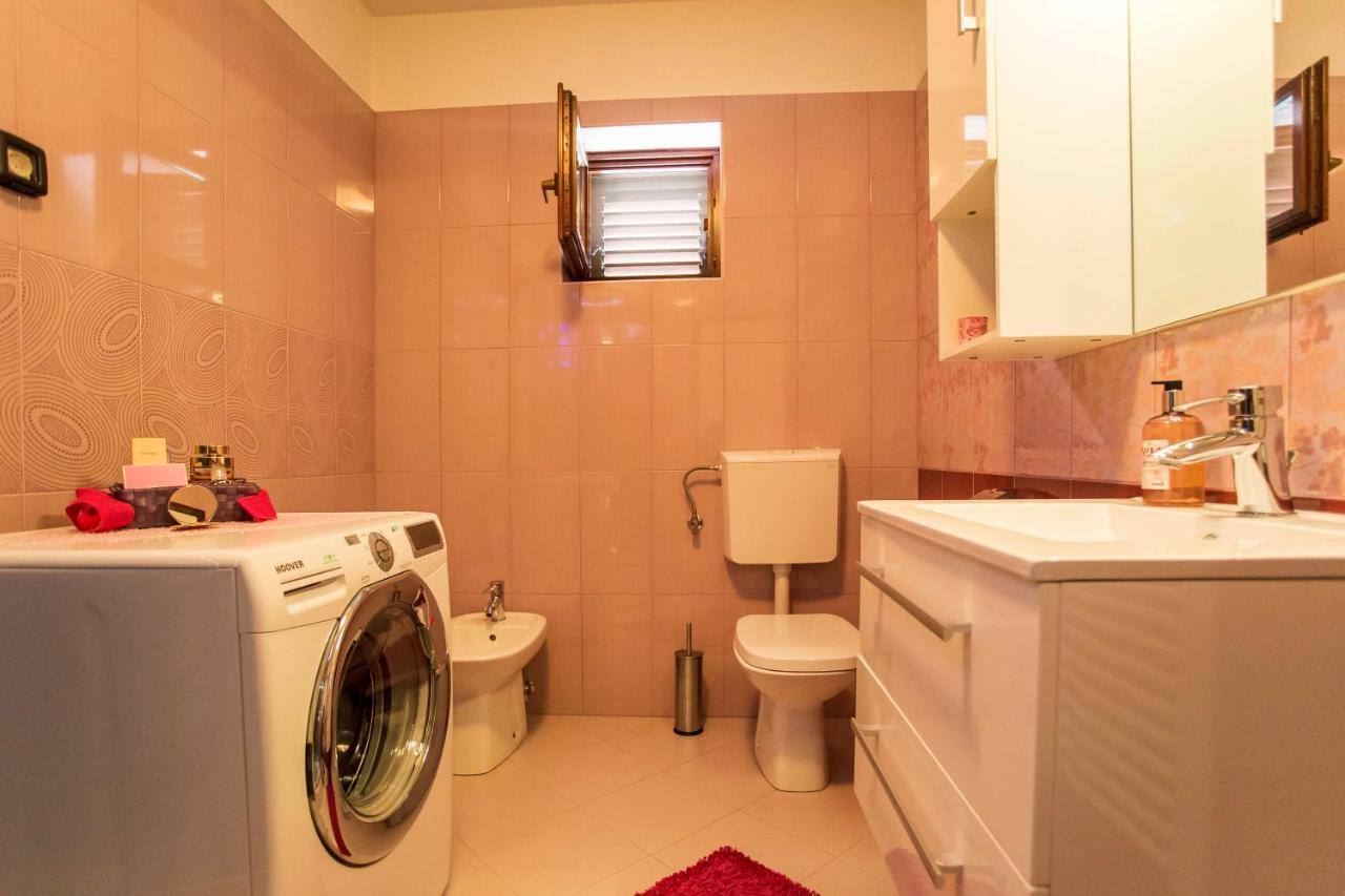 Holiday House Alex Ровинь Экстерьер фото